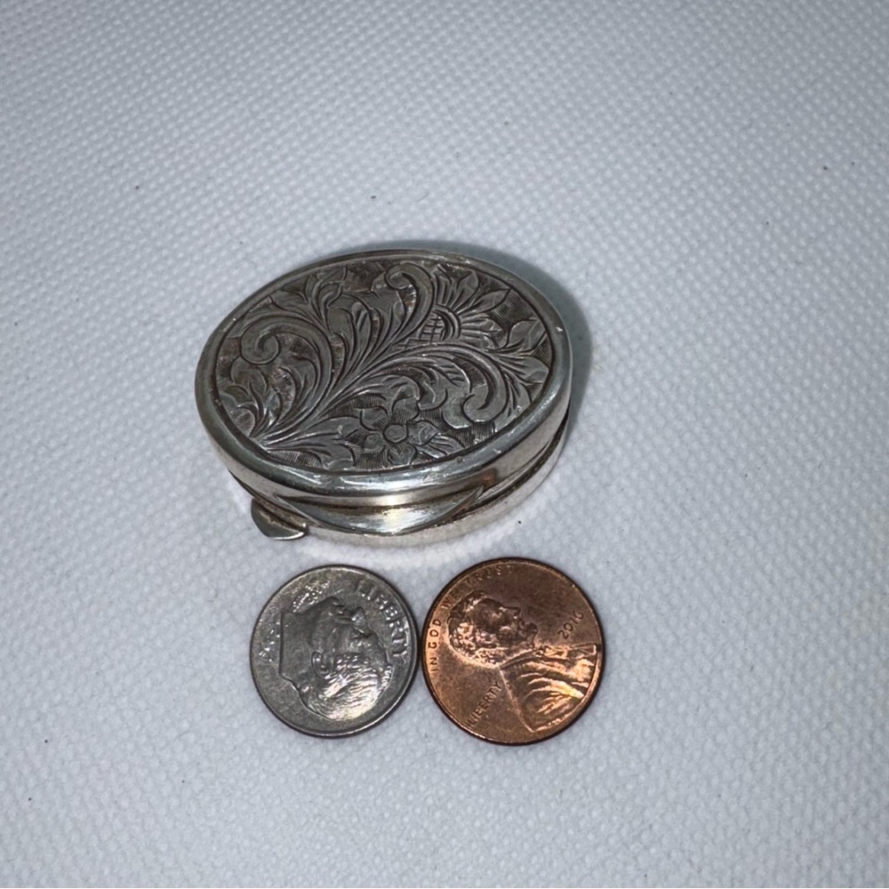 Ornate Sterling Pillbox or Tiny Treasure Box - Picture 4 of 8